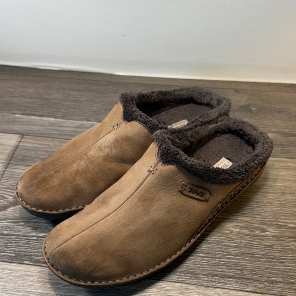 Teva brown leather fur lining slip on clogs  woman’s 11 (j9)